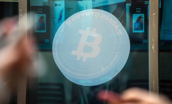 Цената на биткойна е с 30% надолу от рекордния си връх и това е напълно нормално  