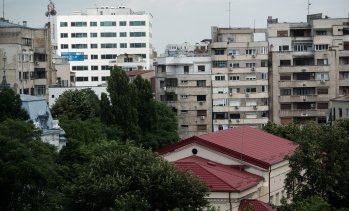 Букурещ гласува на избори, които може да предадат на крайната десница първа столица в ЕС