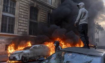 Франция наложи полицейски часове в части от Париж и други градове след безредиците 