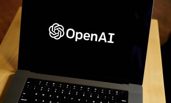 Bloomberg: Първото устройство на OpenAI ще е мобилен умен гласов асистент без екран