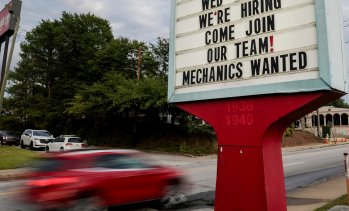 Броят на свободните работни места в САЩ е достигнал петмесечен връх