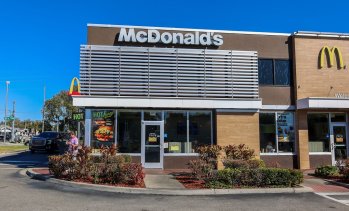 McDonald&rsquo;s отчита по-високи приходи и печалба от очакваното, но сравнимите продажби изостават