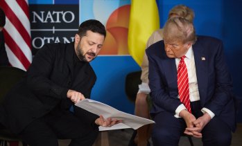 Украйна има нов поглед към преговори за мир, докато пали рафинерии една след друга