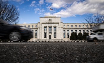 Инвеститорите потъват в тревога за решаващата битка за Федералния резерв