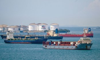 Руският петрол чака купувачи, Киев твърди за удар по платформа в Каспийско море