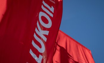 Carlyle, Holding и консорциумът Chevron-Quantum са в надпревара за активите на "Лукойл"