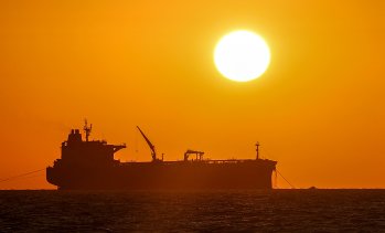 Поне 660 млн. барела петрол са минали през Ормузкия проток от май, според САЩ