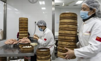 Китайският сектор на услугите се е представил по-добре от очакваното през юни
