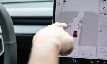 Tesla е представила подвеждащи данни за системата FSD на европейски регулатори 