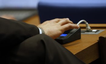 С призив за &bdquo;бърза писта&ldquo; парламентът одобри на първо четене достъпа на граждани до ДЦК