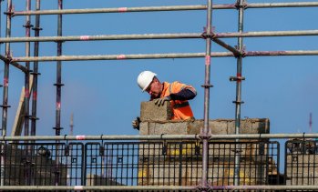 Строителството в България остава на възходяща траектория и през март