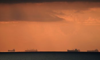 Защо цената на петрола все още е около 100 долара за барел?
