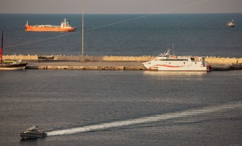 800 кораба са блокирани в Ормузкия проток, който остава затворен засега