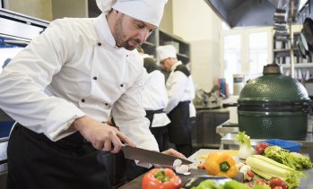 Безработицата в България се свива до 5,3% през март