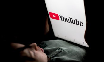 YouTube&nbsp;започва автоматично разпознаване и обозначаване на AI съдържание
