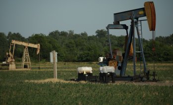 Петролът поевтинява с фокус върху Иран и заплахите на Тръмп за Гренландия*