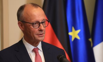 Германците губят търпение към неуверения си канцлер