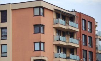 Купувачите на жилища у нас сключват сделки след повече огледи, договарянето на цените расте