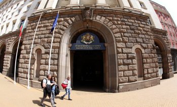 Правителството развърза кесията като за последно преди Коледа