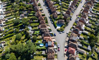 Цените на жилищата във Великобритания се повишават леко през юли, достъпността се подобрява