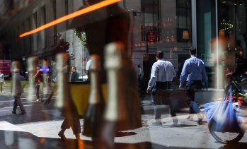 Wall Street отваря с леки ръстове, Nasdaq е напът да завърши месеца с повишение от 8%*