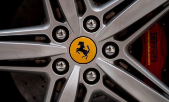 Ferrari прави скок към несигурната електрическа ера с новия си модел Luce