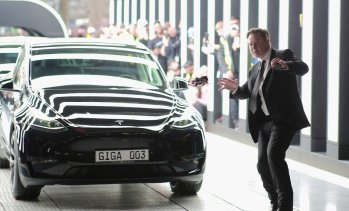 Защо му е на Илон Мъск да слива Tesla и SpaceX?
