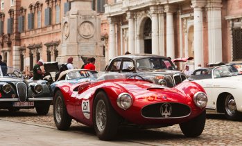 Maserati отбеляза 100 години от емблемата Тризъбец по време на 1000 Miglia 2026