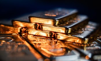 Богати инвеститори отдават под наем златото си, докато цената чупи рекорди