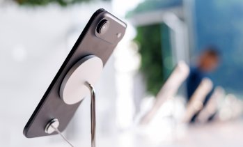 Кризата с чиповете за памет тласна доставките на смартфони в света до 13-годишно дъно