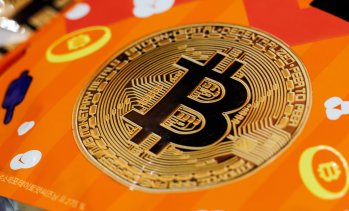 Заплахите на Тръмп за Гренландия потопиха и цената на биткойна