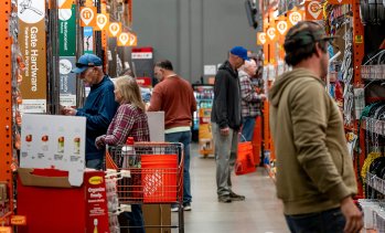 Goldman Sachs: Американските потребители ще понесат най-голямата тежест от митата