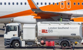 Печалбата на easyJet се срива със 70% заради разходите за гориво и отслабеното търсене