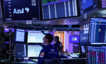 S&P 500 спада, но Dow е нагоре с 500 пункта*