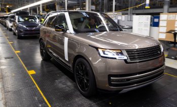Компанията майка на Jaguar Land Rover записа по-голяма от очакваното печалба
