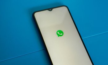 ЕС нареди на Meta да позволи на конкурентните AI чатботове да се върнат безплатно в WhatsApp