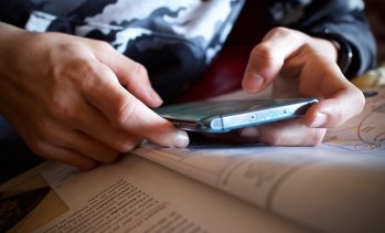 Очаква се през януари да влезе в сила забраната на мобилни телефони в училищата