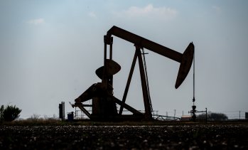 Цените на петрола леко се понижават, но остават на високо ниво*