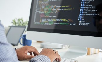 Заплатите на IT специалистите в България варират между 2 хил. и 13 хил. лева