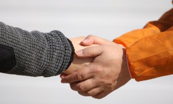Самотата в Китай захранва икономика за "приятели под наем" на стойност 6,35 милиарда евро