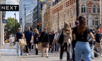 Продажбите на дребно във Великобритания неочаквано нарастват през август
