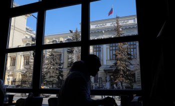 Русия запазва основната лихва на фона на инфлацията, подхранвана от украинските удари
