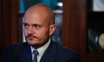 Чешки оръжеен магнат иска да купи собственика на Ray-Ban за 30 млрд. евро