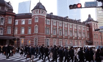 Растежът на сектора на услугите в Япония се e забавил през декември