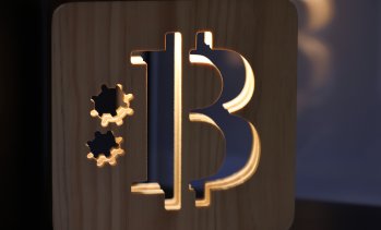 Биткойнът си върна позицията над 90 хил. долара, но трейдърите още са в отбрана