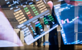 Европейските фондови борси са в отстъпление на фона на разпродажби във Франция