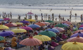 Бали обмисля забрана на Airbnb заради свръхтуризма