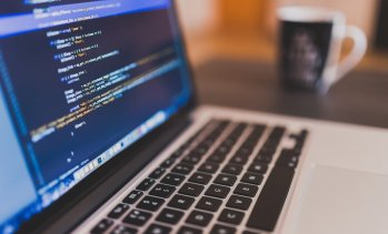 Растежът на софтуерния сектор в България се забавя, но запазва значителен принос към БВП