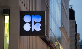 ОПЕК и МАЕ се разминаха в прогнозите си за петролния пазар през 2026 г.