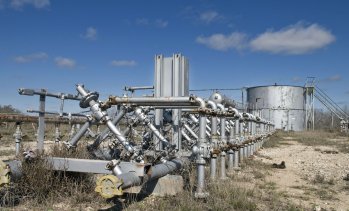 Високите цени на петрола носят рекордни печалби, но Big Oil не бърза да ги харчи